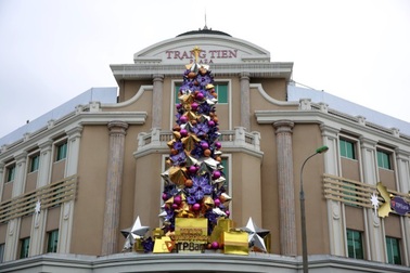 Không khí Giáng sinh đã ngập tràn ở các trung tâm thương mại Hà Nội