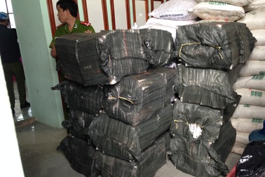 Phát hiện cảnh sát, nhóm vận chuyển thuốc lá lậu nhảy xuống kênh tẩu thoát