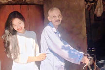 "Lâu lâu nhớ về thăm nhà nhé, ông 87 tuổi rồi, thời gian không còn nhiều!"