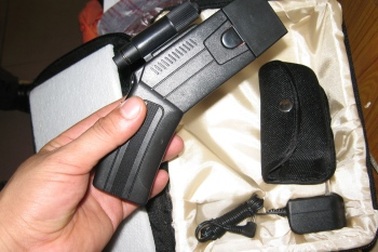 Trộm bất thành, dùng súng điện bắn người truy đuổi cướp xe