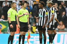 Premier League thừa nhận mắc 2 sai lầm nghiêm trọng từ công nghệ VAR