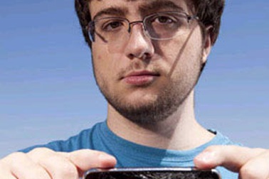 Hacker “oanh tạc” iPhone “đầu quân” cho Apple