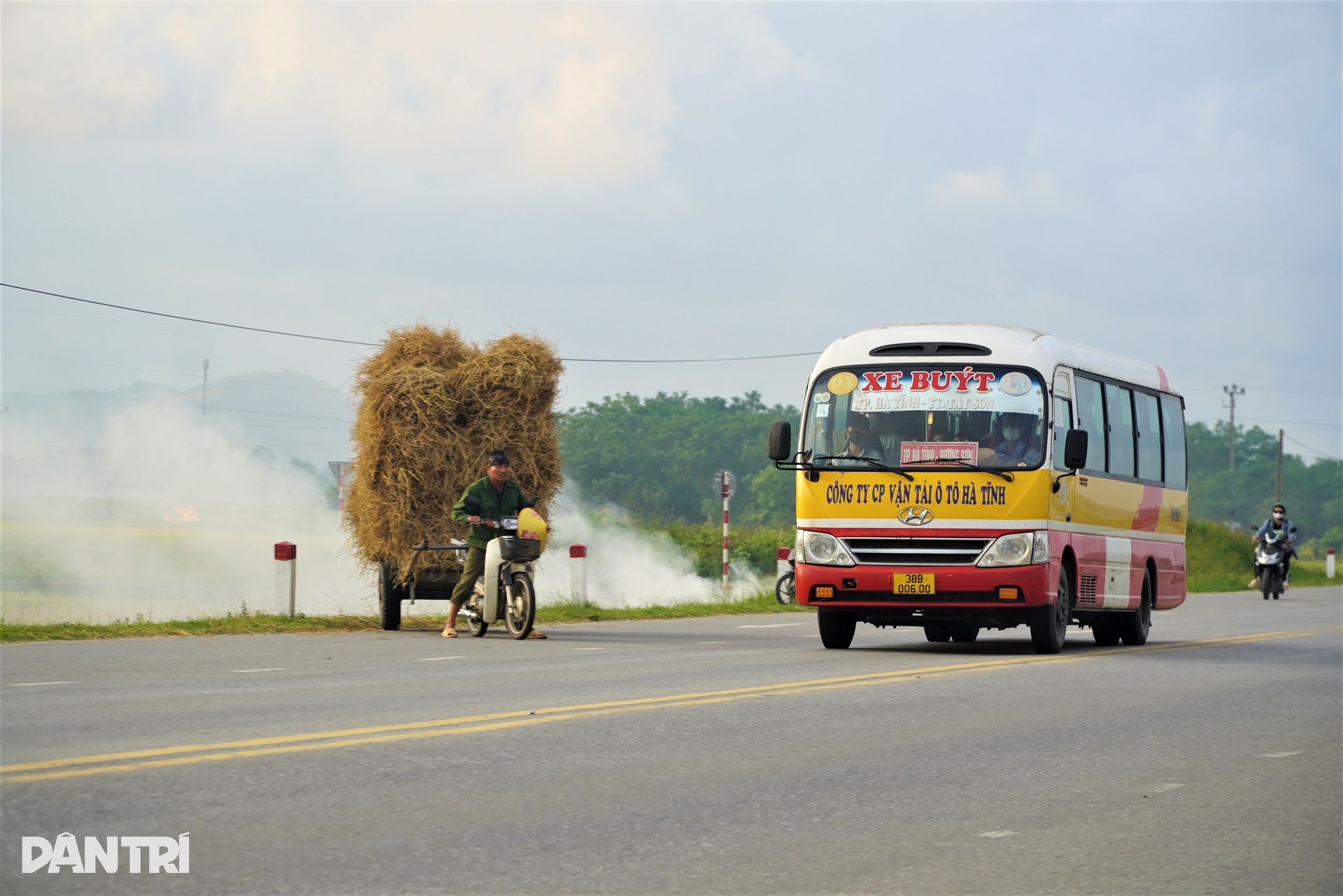 Khói rơm rạ mù mịt bủa vây quốc lộ, cây xăng - 2 Khói rơm rạ mù mịt bủa vây quốc lộ, cây xăng - 2