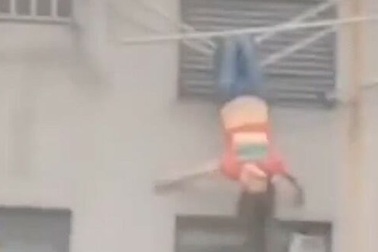 Thiếu nữ say xỉn, treo mình trên giá phơi đồ ngoài cửa sổ tầng 8