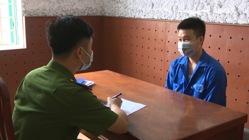 Khởi tố nam thanh niên tạt đầu xe khiến 2 Cảnh sát giao thông bị thương - 1 Khởi tố nam thanh niên tạt đầu xe khiến 2 Cảnh sát giao thông bị thương - 1
