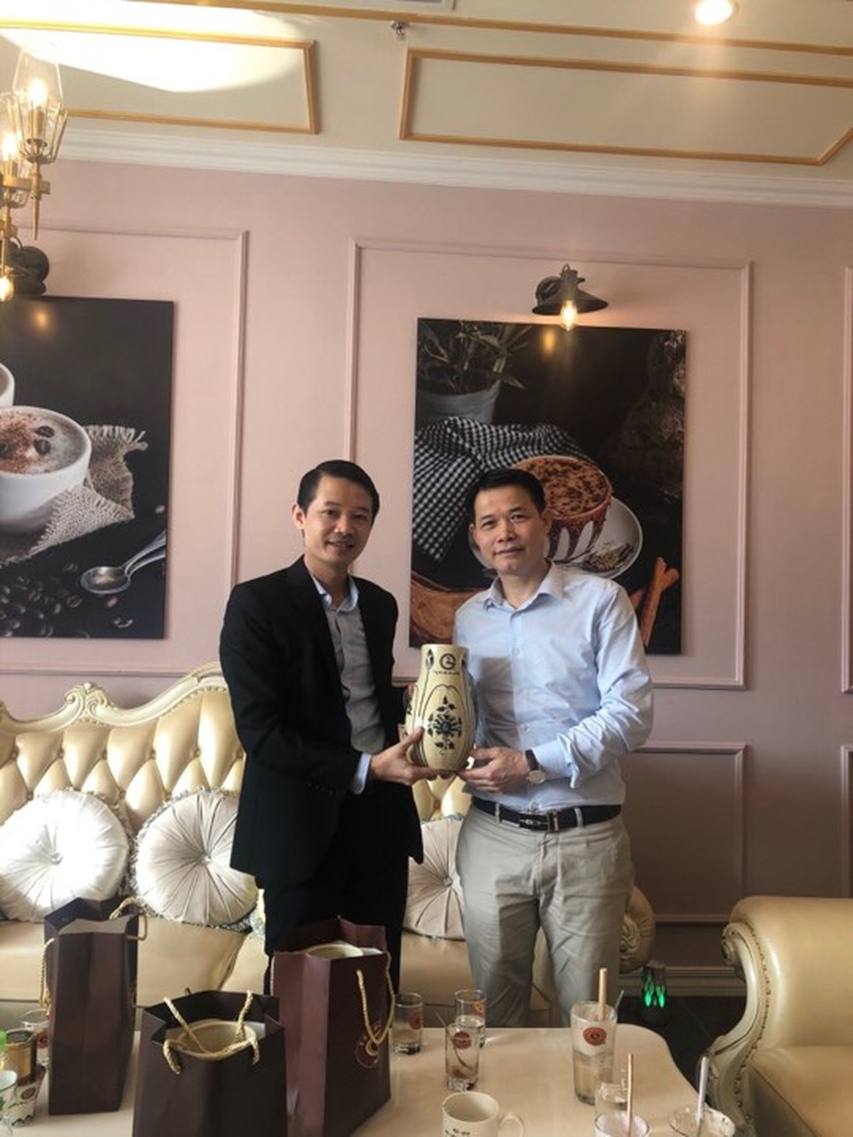 Cái “bắt tay” đầy hứa hẹn của Tech Coffee và doanh nhân Thụy Sĩ, thương hiệu Việt tiếp tục tiến bước vào trời Âu - 3 Cái “bắt tay” đầy hứa hẹn của Tech Coffee và doanh nhân Thụy Sĩ, thương hiệu Việt tiếp tục tiến bước vào trời Âu - 3