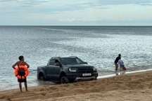 Khởi tố tài xế lái ô tô chạy trên bãi biển, bấm còi inh ỏi