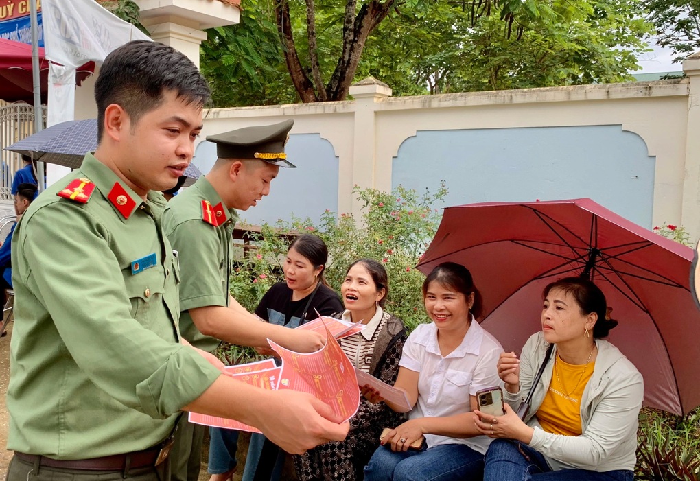 Thí sinh hỏng xe được công an hỗ trợ đến điểm thi kịp giờ - 2 Thí sinh hỏng xe được công an hỗ trợ đến điểm thi kịp giờ - 2