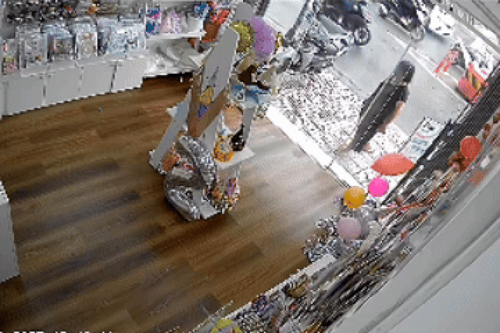 Chủ tiệm rơi nước mắt vì câu nói của hàng xóm sau 7 năm đỗ xe nhờ - 1