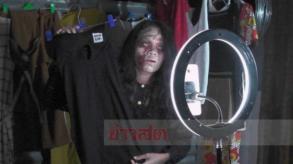 Hóa trang thành xác sống bán quần áo người đã khuất - 4 Hóa trang thành xác sống bán quần áo người đã khuất - 4
