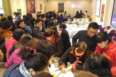 Giá vàng đi lên, chênh lệch co hẹp về 400.000 đồng/lượng