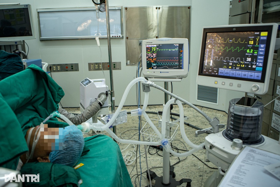 5 giờ đồng hồ nín thở cắt khối u gan nặng 1,5kg - 10