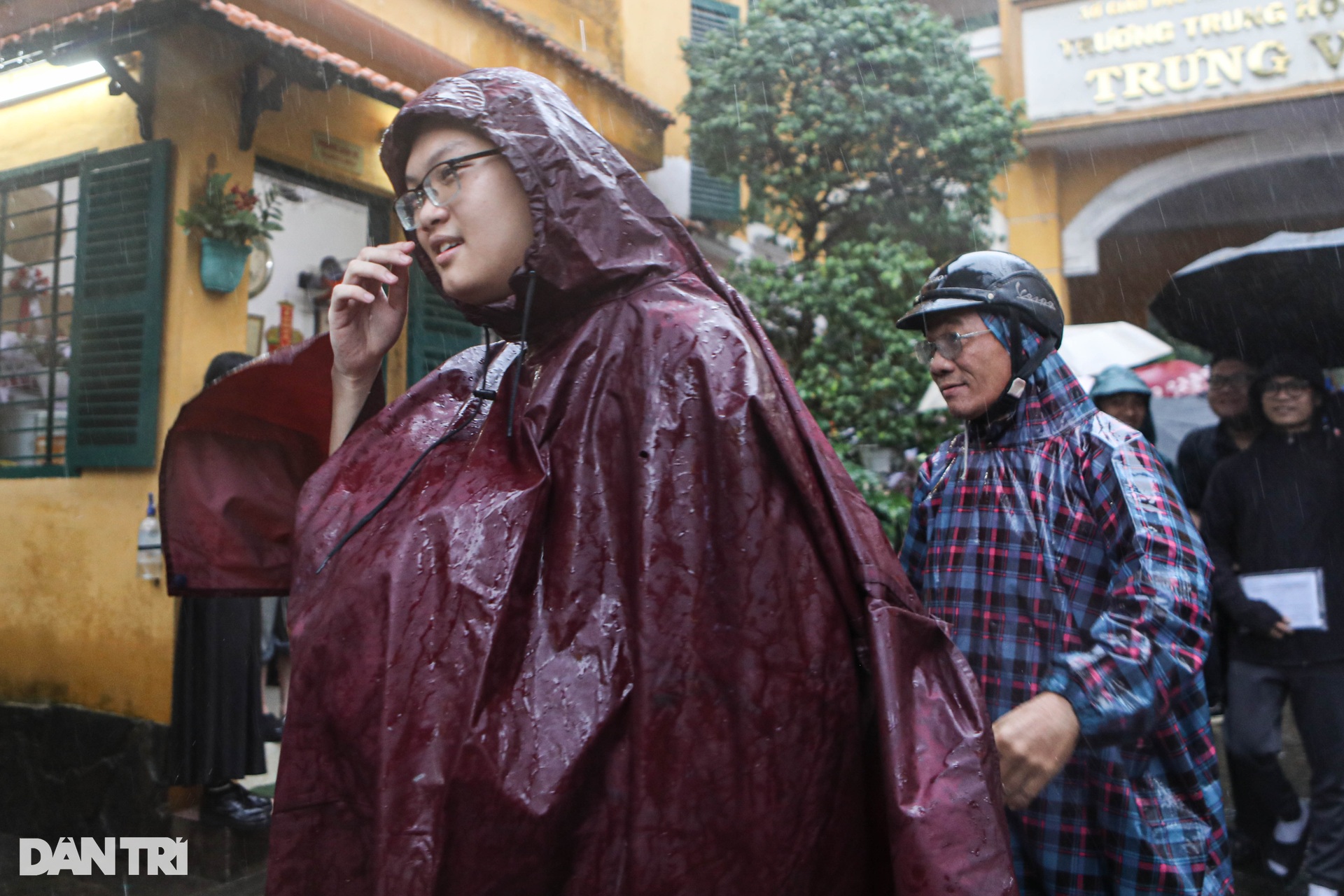 Parents in Ho Chi Minh City brave the rain all morning to wait for their children to take the high school graduation exam - 13 Phụ huynh TPHCM dầm mưa cả buổi để chờ con thi tốt nghiệp THPT - 13