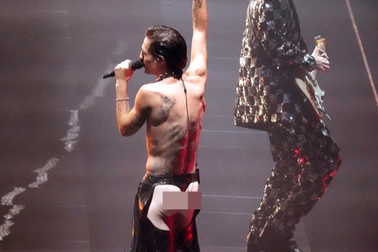 Nam ca sĩ gây sốc khi để lộ "vòng ba" trên sân khấu lễ trao giải VMA