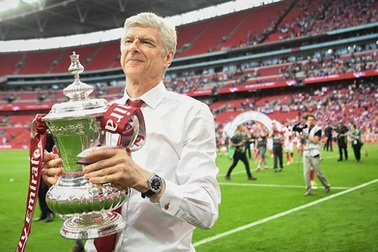 Arsene Wenger nhất quyết không rời Arsenal: Tình yêu mù quáng?