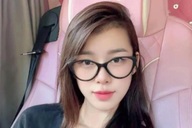 Vợ chồng nữ tài xế thay nhau lái xe tải, chở nhiều tấn gạo cứu trợ vùng lũ