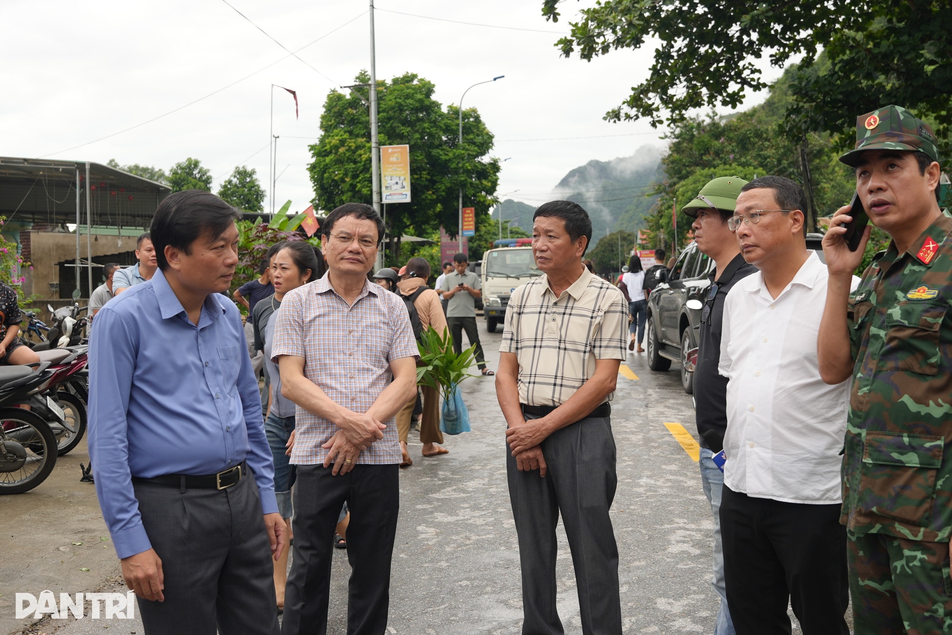 Nước lũ dâng lên tận nóc nhà, quốc lộ 7 ngập sâu hơn 1m - 13 Nước lũ dâng lên tận nóc nhà, quốc lộ 7 ngập sâu hơn 1m - 13
