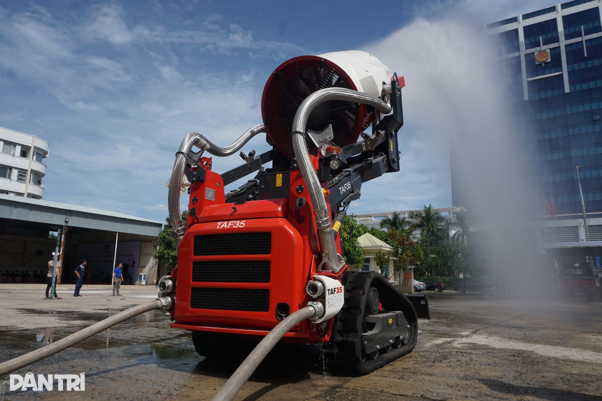 Bật tường, đu dây thoát hiểm trong đám cháy mới thấy cứu nạn không hề dễ - 9 Bật tường, đu dây thoát hiểm trong đám cháy mới thấy cứu nạn không hề dễ - 9
