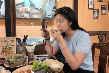 Du khách Hàn Quốc thử mắm tôm ở Việt Nam và thái độ gây bất ngờ