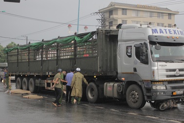 Xe máy bị cuốn vào gầm xe tải, 2 phụ nữ thương vong