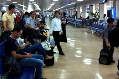 “Quậy tưng bừng” tại sân bay vì không được ngồi… cạnh vợ