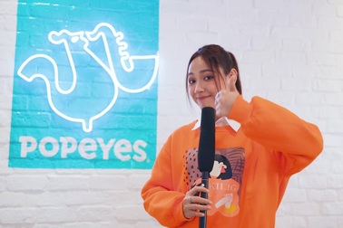 Cara nổi bật đi dự khai trương cửa hàng Popeyes