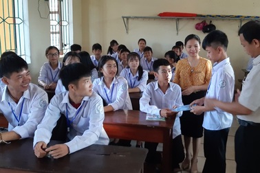 Buổi học đầy xúc động của “cậu bé ngậm ngùi nghỉ học sau khi báo hiếu bố mẹ”