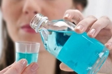 Có nên dùng nước súc miệng thay thế kem đánh răng?