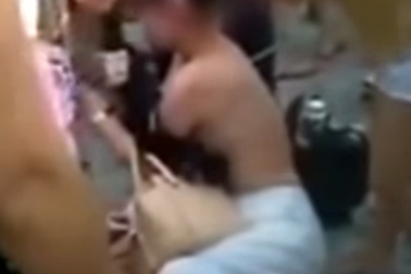 Hà Nội: 4 phụ nữ thi nhau làm nhục 1 cô gái trẻ vì ghen tuông