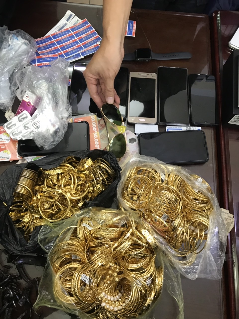 Vụ tiệm vàng trình báo bị mất 200 cây vàng: Đã bắt được nghi can - 2 Vụ tiệm vàng trình báo bị mất 200 cây vàng: Đã bắt được nghi can - 2