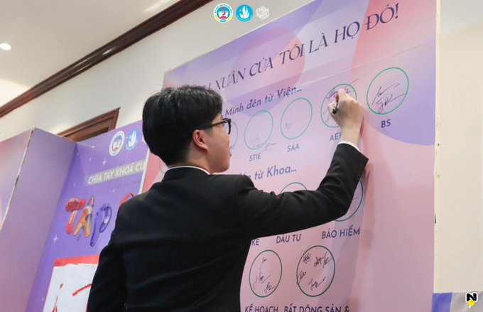 Thư viện sắc màu rực rỡ làm người xem vô cùng thích thú.