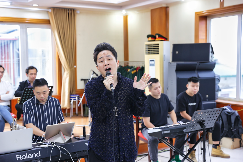 Thanh Lam, Hà Trần mặc nổi bật khi tập hát cùng Tùng Dương - 1 Thanh Lam, Hà Trần mặc nổi bật khi tập hát cùng Tùng Dương - 1