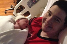 Người đàn ông chuyển giới sinh con hộ vợ