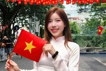 ''Chị đẹp'' Trang Pháp được người dân Hà Nội giúp ủi áo dài diễu hành A80