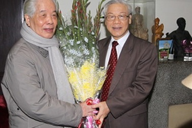 Lãnh đạo chúc mừng sinh nhật của đồng chí Đỗ Mười