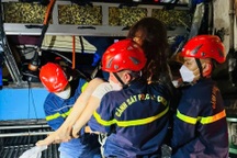 Giải cứu 3 người mắc kẹt trong xe khách trên cao tốc Mai Sơn - Quốc lộ 45