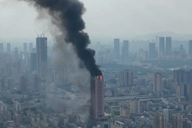 Tòa nhà chọc trời ở Trung Quốc bị cháy từng vào top cao nhất thế giới