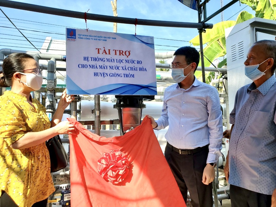 PV GAS trao tặng 2 hệ thống lọc nước cho nhân dân Bến Tre - 1 PV GAS trao tặng 2 hệ thống lọc nước cho nhân dân Bến Tre - 1
