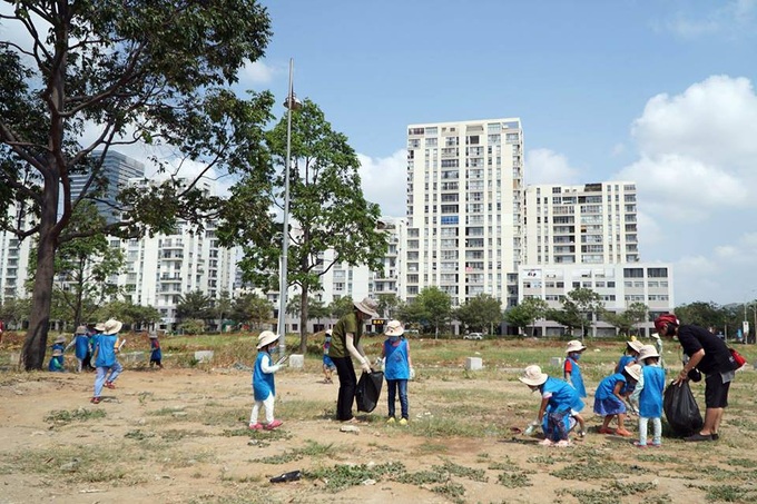 Sài Gòn: Phụ huynh bức xúc, cho con thôi học sau khi trường mầm non để trẻ đeo găng nilon tham gia “thử thách dọn rác” - Ảnh 2. Sài Gòn: Phụ huynh bức xúc, cho con thôi học sau khi trường mầm non để trẻ đeo găng nilon tham gia “thử thách dọn rác” - Ảnh 2.