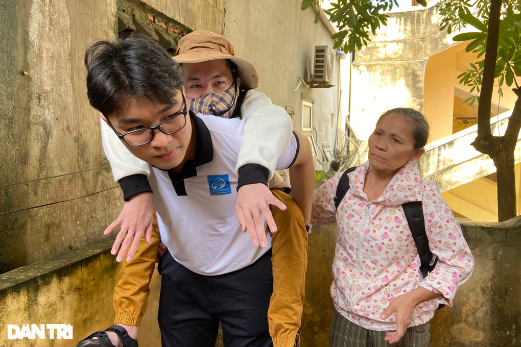 Hơn 70 triệu đồng đến với nam sinh viên bị não úng thủy, liệt chân - 4 Hơn 70 triệu đồng đến với nam sinh viên bị não úng thủy, liệt chân - 4