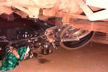 Đôi nam nữ tử vong sau va chạm với xe chở mì