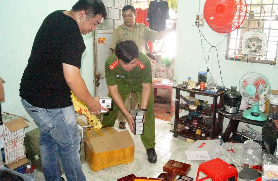 Phát hiện kho dụng cụ phục vụ chơi bạc bịp ở Bình Dương - 1 Phát hiện kho dụng cụ phục vụ chơi bạc bịp ở Bình Dương - 1