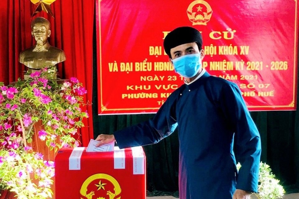 Ấn tượng hình ảnh nam giới tại Huế mặc áo dài đi bầu cử - 4 Ấn tượng hình ảnh nam giới tại Huế mặc áo dài đi bầu cử - 4