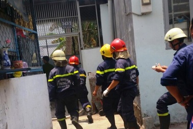 Xe đổ đè bếp gas, phòng trọ cháy lớn