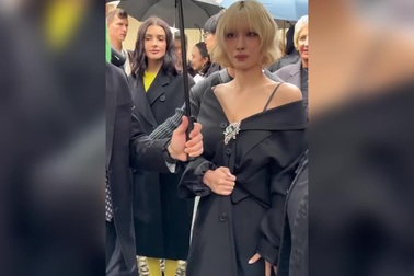 Mỹ nhân TWICE được khen như "búp bê sống" khi xuất hiện tại Ý