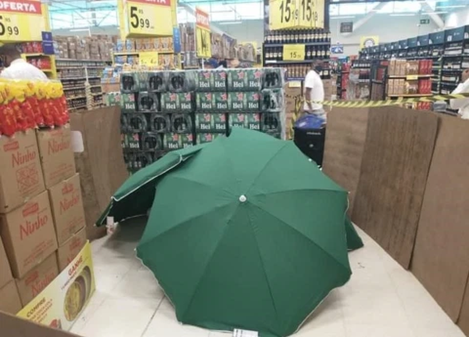 Nhân viên đột tử, siêu thị dùng ô che tạm thi thể để tiếp tục bán hàng - 1 Nhân viên đột tử, siêu thị dùng ô che tạm thi thể để tiếp tục bán hàng - 1