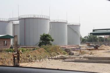 Kho chứa xăng dầu cực "khủng" nằm giữa khu dân cư