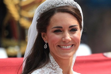Kate Middleton đeo vương miện của Nữ hoàng