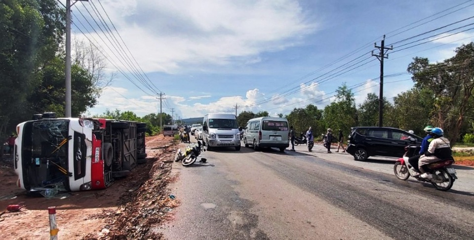 Tai nạn liên hoàn ở Phú Quốc, hơn 40 du khách may mắn thoát nạn - 1 Tai nạn liên hoàn ở Phú Quốc, hơn 40 du khách may mắn thoát nạn - 1