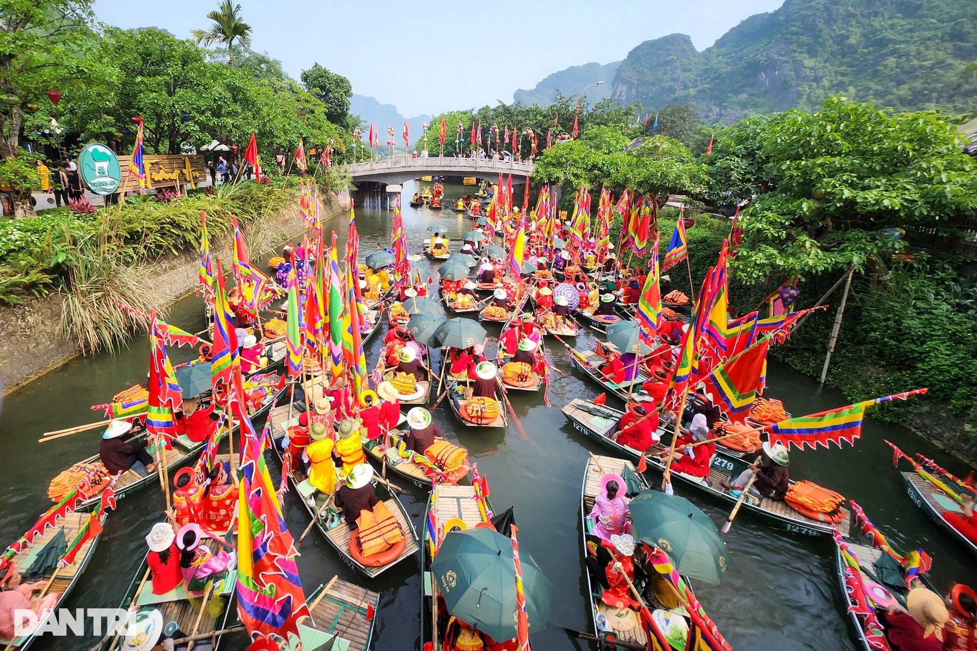 Hàng vạn người đổ về di sản thế giới dự lễ hội Tràng An - 11 Hàng vạn người đổ về di sản thế giới dự lễ hội Tràng An - 11